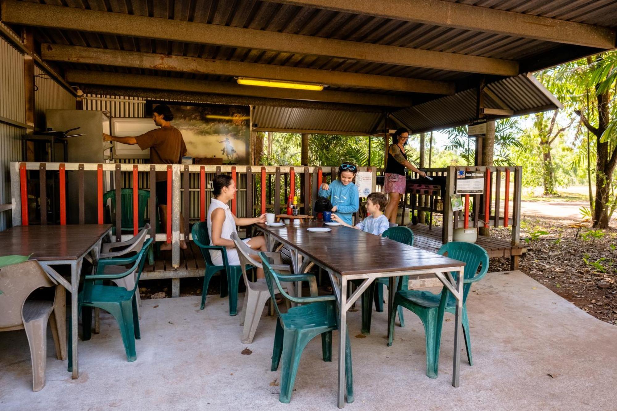 Litchfield Tourist Park Hotel Batchelor Bagian luar foto